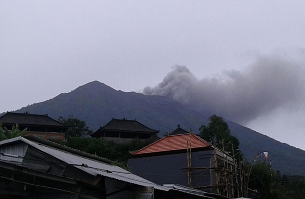 Mount Agung erupts on Wetpixel